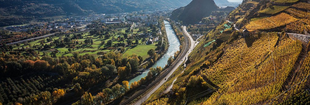 Le vignoble entre Sion Uvrier et St Léonard   Clavau, Vin Vins, raisin, vigne, viticulture, montagne, Alpes. Valais, mur de vigne. (PHOTO-GENIC.CH/ OLIVIER MAIRE)  plaine du Rhone Valais