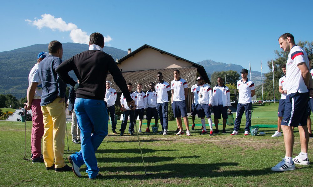 Le club de Foot du Fc Sion s'est initie au golf et posent pour le photographe ce vendredi 22 aout 2014 au Gofl Club de Sion. (PHOTO-GENIC.CH/ OLIVIER MAIRE)