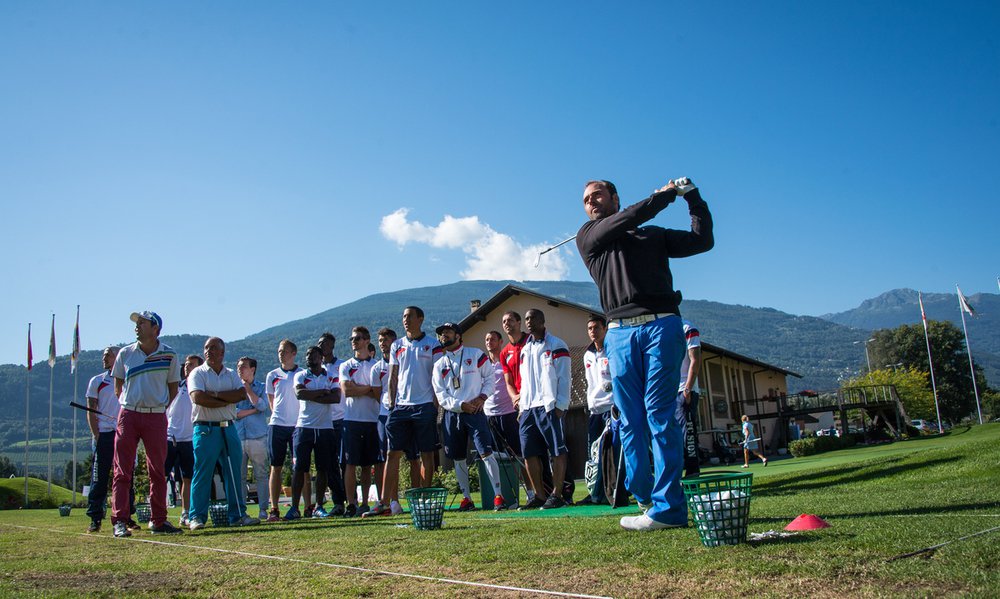 Le club de Foot du Fc Sion s'est initie au golf et posent pour le photographe ce vendredi 22 aout 2014 au Gofl Club de Sion. (PHOTO-GENIC.CH/ OLIVIER MAIRE)