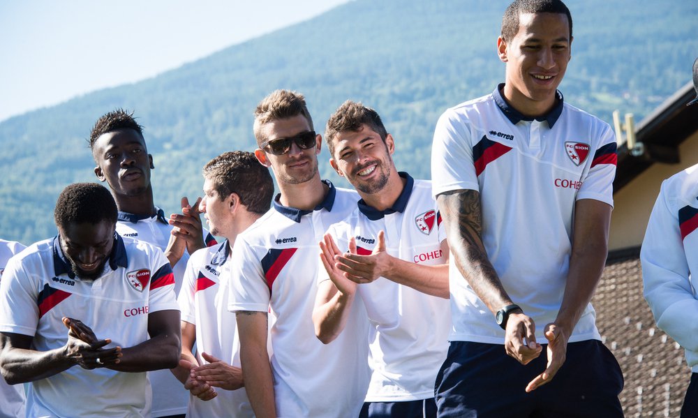 Le club de Foot du Fc Sion s'est initie au golf et posent pour le photographe ce vendredi 22 aout 2014 au Gofl Club de Sion. (PHOTO-GENIC.CH/ OLIVIER MAIRE)