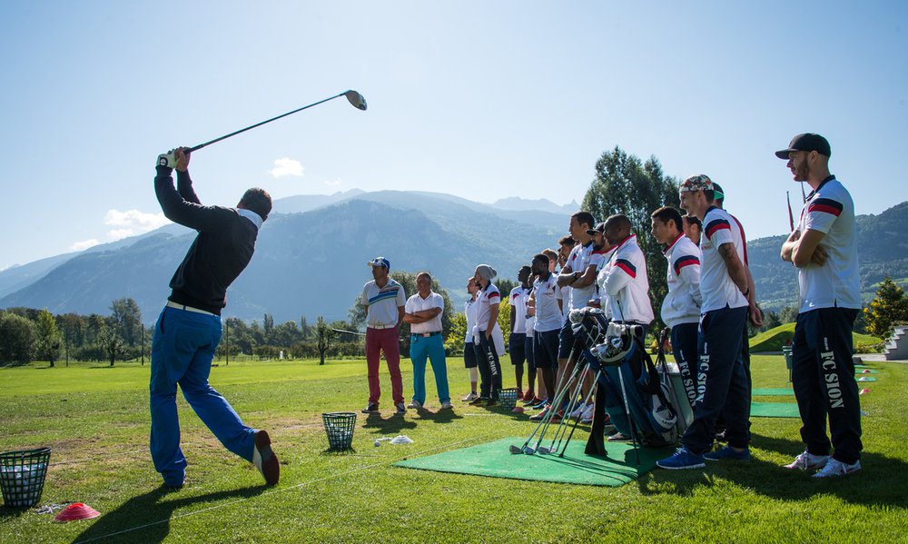 Le club de Foot du Fc Sion s'est initie au golf et posent pour le photographe ce vendredi 22 aout 2014 au Gofl Club de Sion. (PHOTO-GENIC.CH/ OLIVIER MAIRE)