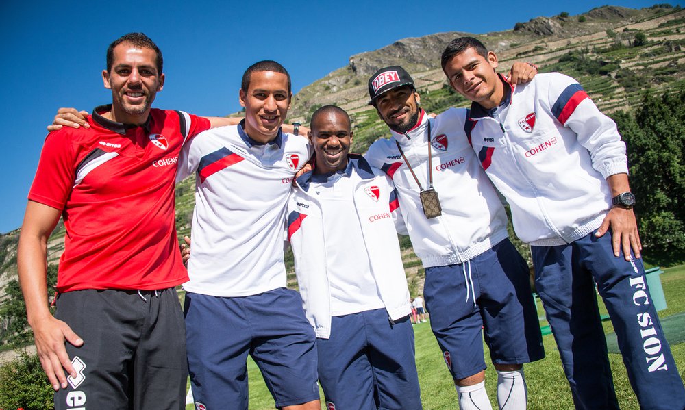 Le club de Foot du Fc Sion s'est initie au golf et posent pour le photographe ce vendredi 22 aout 2014 au Gofl Club de Sion. (PHOTO-GENIC.CH/ OLIVIER MAIRE)