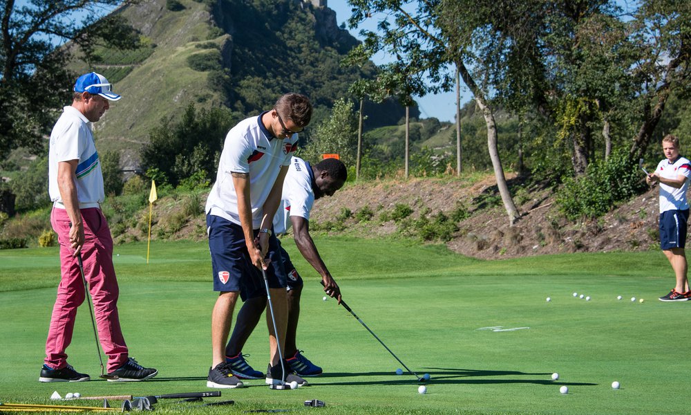 Le club de Foot du Fc Sion s'est initie au golf et posent pour le photographe ce vendredi 22 aout 2014 au Gofl Club de Sion. (PHOTO-GENIC.CH/ OLIVIER MAIRE)