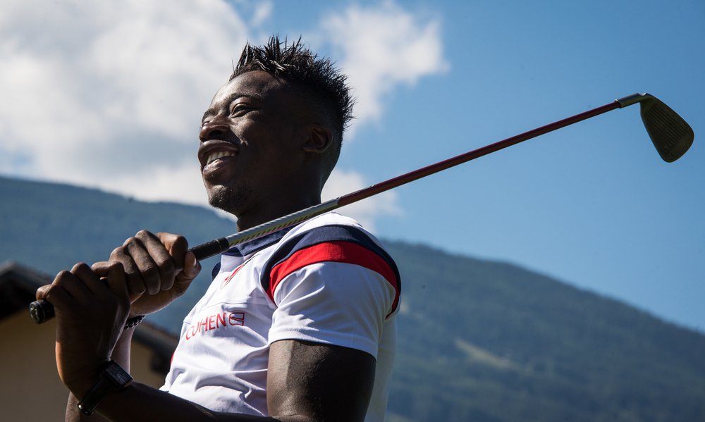 Le club de Foot du Fc Sion s'est initie au golf et posent pour le photographe ce vendredi 22 aout 2014 au Gofl Club de Sion. (PHOTO-GENIC.CH/ OLIVIER MAIRE)
