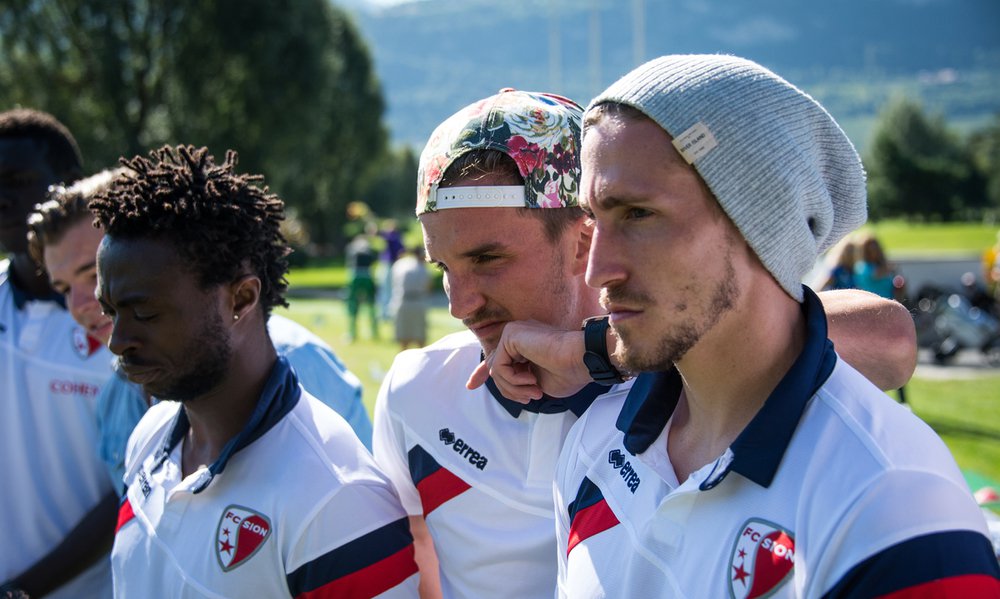 Le club de Foot du Fc Sion s'est initie au golf et posent pour le photographe ce vendredi 22 aout 2014 au Gofl Club de Sion. (PHOTO-GENIC.CH/ OLIVIER MAIRE)