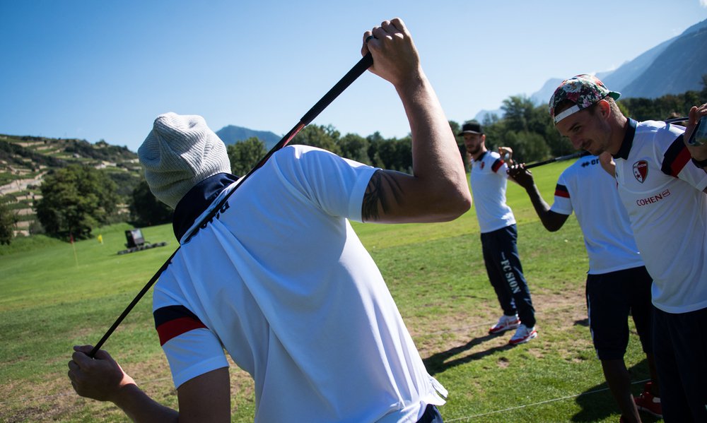 Le club de Foot du Fc Sion s'est initie au golf et posent pour le photographe ce vendredi 22 aout 2014 au Gofl Club de Sion. (PHOTO-GENIC.CH/ OLIVIER MAIRE)