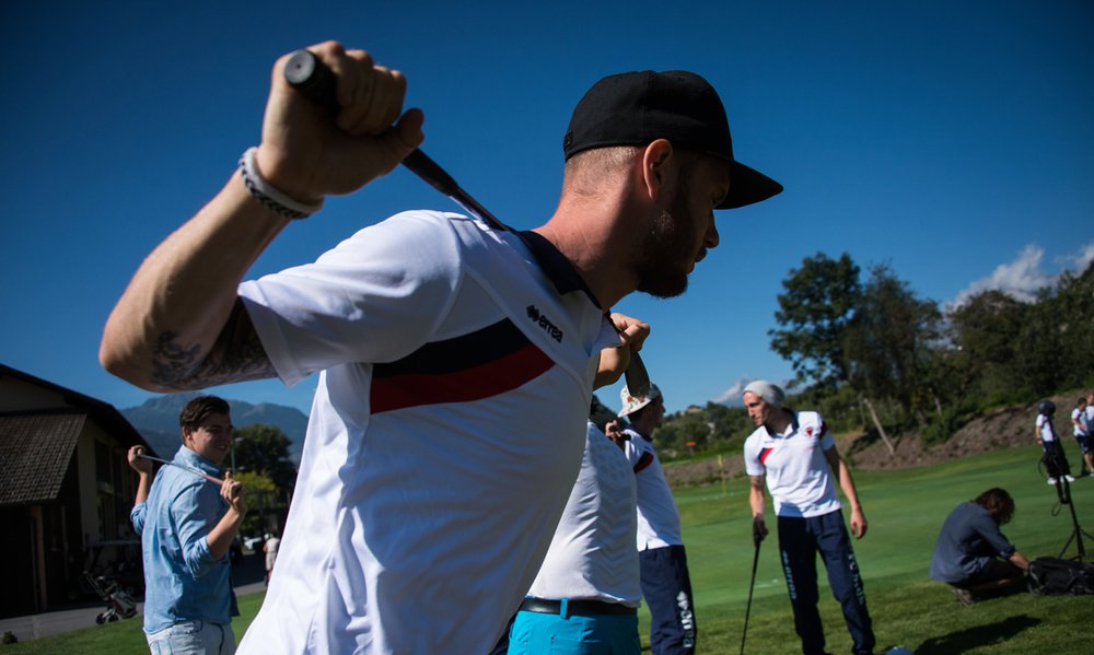 Le club de Foot du Fc Sion s'est initie au golf et posent pour le photographe ce vendredi 22 aout 2014 au Gofl Club de Sion. (PHOTO-GENIC.CH/ OLIVIER MAIRE)