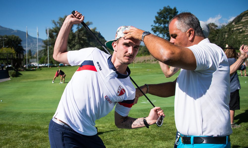 Le club de Foot du Fc Sion s'est initie au golf et posent pour le photographe ce vendredi 22 aout 2014 au Gofl Club de Sion. (PHOTO-GENIC.CH/ OLIVIER MAIRE)