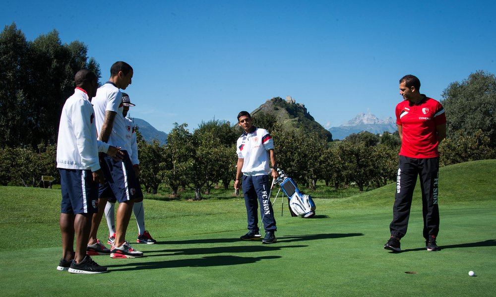 Le club de Foot du Fc Sion s'est initie au golf et posent pour le photographe ce vendredi 22 aout 2014 au Gofl Club de Sion. (PHOTO-GENIC.CH/ OLIVIER MAIRE)
