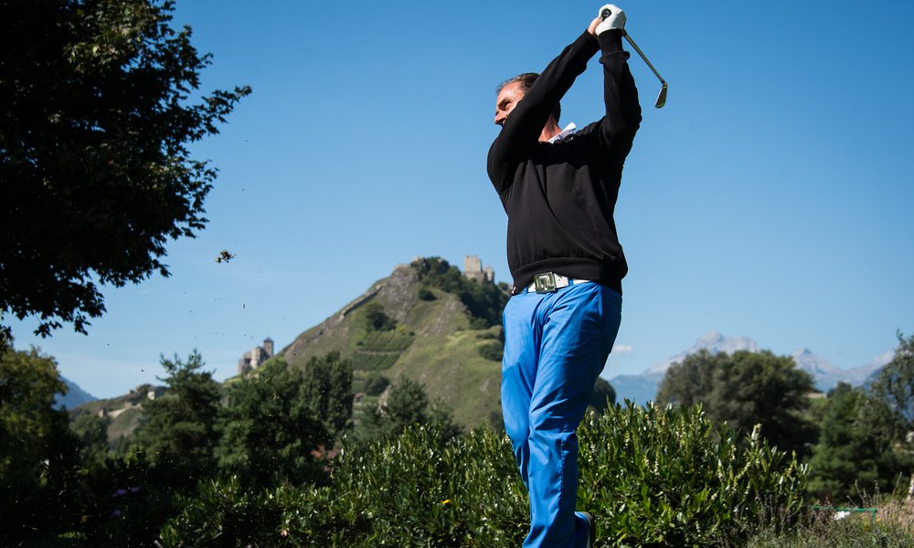 Le club de Foot du Fc Sion s'est initie au golf et posent pour le photographe ce vendredi 22 aout 2014 au Gofl Club de Sion. (PHOTO-GENIC.CH/ OLIVIER MAIRE)