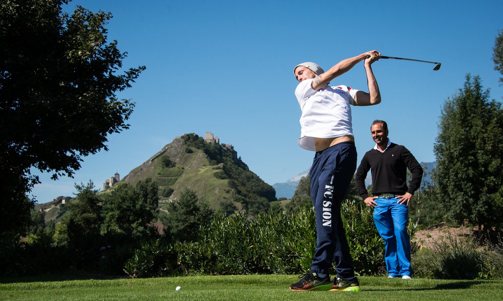 Le club de Foot du Fc Sion s'est initie au golf et posent pour le photographe ce vendredi 22 aout 2014 au Gofl Club de Sion. (PHOTO-GENIC.CH/ OLIVIER MAIRE)
