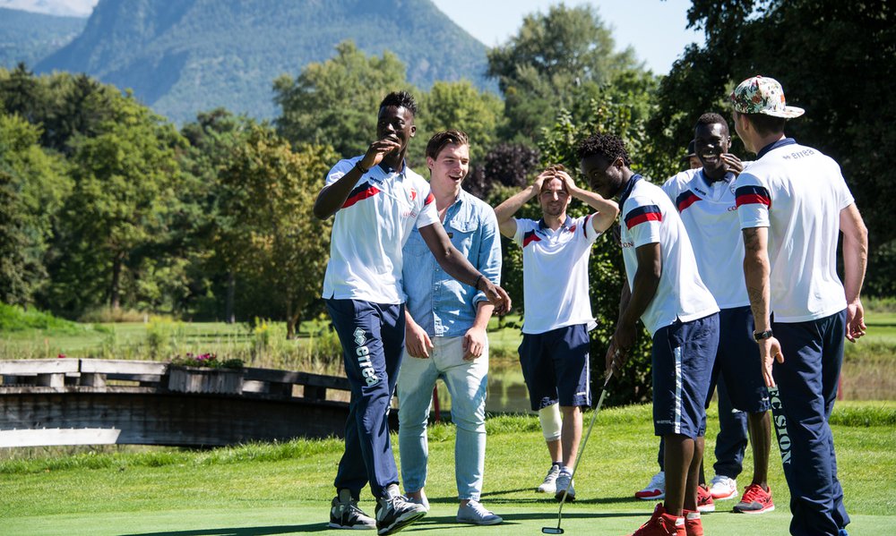 Le club de Foot du Fc Sion s'est initie au golf et posent pour le photographe ce vendredi 22 aout 2014 au Gofl Club de Sion. (PHOTO-GENIC.CH/ OLIVIER MAIRE)
