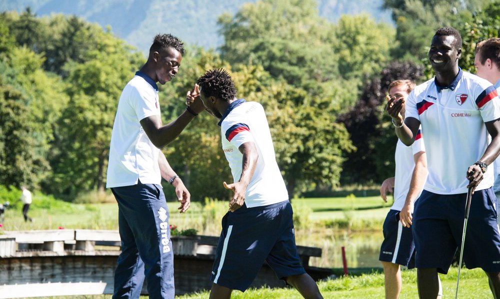 Le club de Foot du Fc Sion s'est initie au golf et posent pour le photographe ce vendredi 22 aout 2014 au Gofl Club de Sion. (PHOTO-GENIC.CH/ OLIVIER MAIRE)