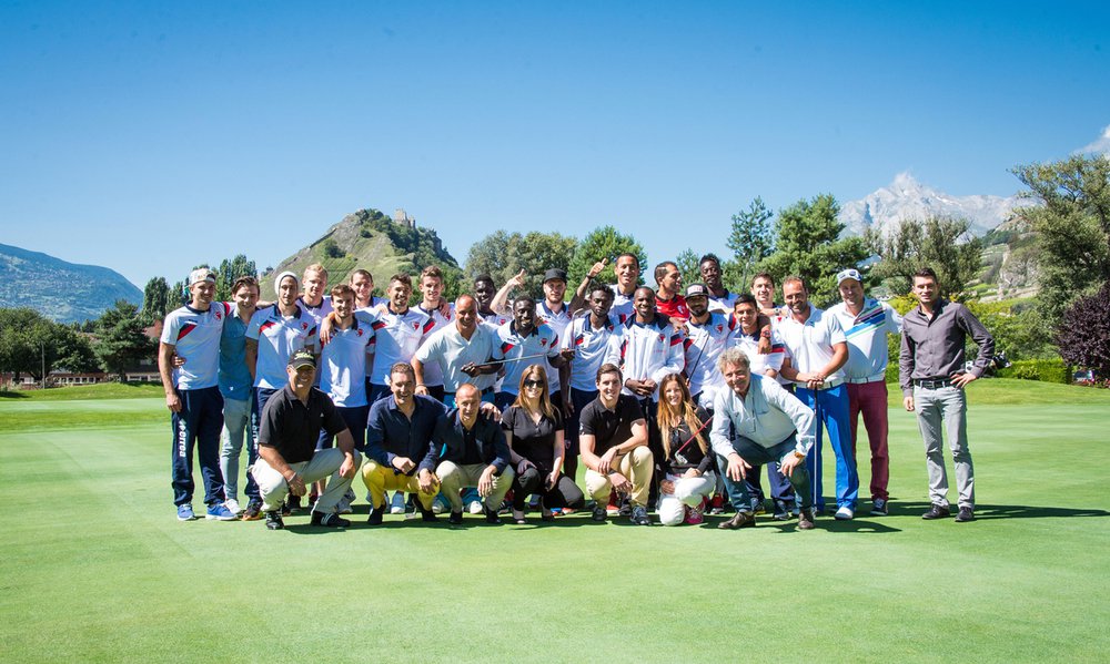 Le club de Foot du Fc Sion s'est initie au golf et posent pour le photographe ce vendredi 22 aout 2014 au Gofl Club de Sion. (PHOTO-GENIC.CH/ OLIVIER MAIRE)
