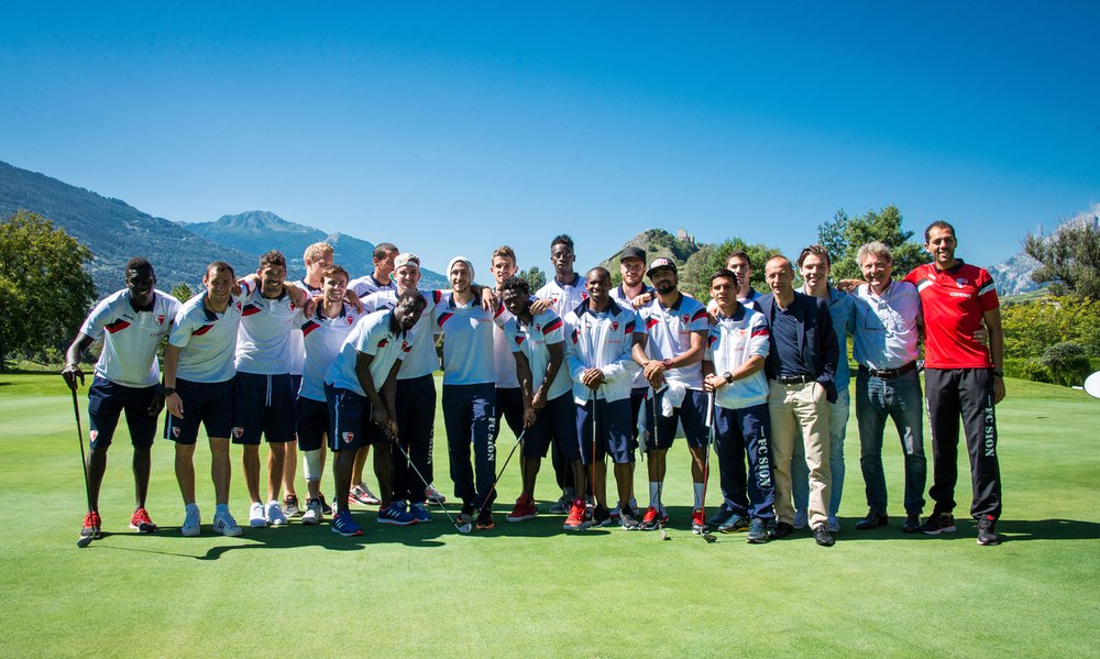 Le club de Foot du Fc Sion s'est initie au golf et posent pour le photographe ce vendredi 22 aout 2014 au Gofl Club de Sion. (PHOTO-GENIC.CH/ OLIVIER MAIRE)