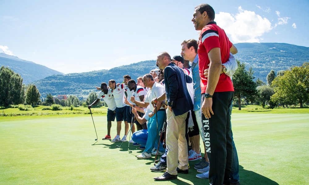 Le club de Foot du Fc Sion s'est initie au golf et posent pour le photographe ce vendredi 22 aout 2014 au Gofl Club de Sion. (PHOTO-GENIC.CH/ OLIVIER MAIRE)