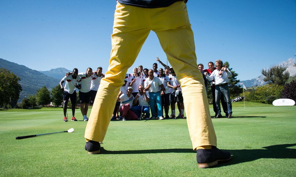 Le club de Foot du Fc Sion s'est initie au golf et posent pour le photographe ce vendredi 22 aout 2014 au Gofl Club de Sion. (PHOTO-GENIC.CH/ OLIVIER MAIRE)