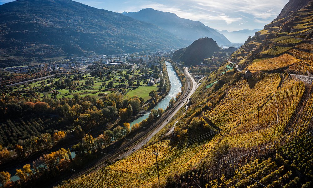 Le vignoble entre Sion Uvrier et St Léonard   Clavau, Vin Vins, raisin, vigne, viticulture, montagne, Alpes. Valais, mur de vigne. (PHOTO-GENIC.CH/ OLIVIER MAIRE)  plaine du Rhone Valais