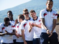 Le club de Foot du Fc Sion s'est initie au golf et posent pour le photographe ce vendredi 22 aout 2014 au Gofl Club de Sion. (PHOTO-GENIC.CH/ OLIVIER MAIRE)