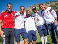 Le club de Foot du Fc Sion s'est initie au golf et posent pour le photographe ce vendredi 22 aout 2014 au Gofl Club de Sion. (PHOTO-GENIC.CH/ OLIVIER MAIRE)