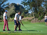 Le club de Foot du Fc Sion s'est initie au golf et posent pour le photographe ce vendredi 22 aout 2014 au Gofl Club de Sion. (PHOTO-GENIC.CH/ OLIVIER MAIRE)