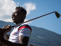 Le club de Foot du Fc Sion s'est initie au golf et posent pour le photographe ce vendredi 22 aout 2014 au Gofl Club de Sion. (PHOTO-GENIC.CH/ OLIVIER MAIRE)