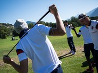 Le club de Foot du Fc Sion s'est initie au golf et posent pour le photographe ce vendredi 22 aout 2014 au Gofl Club de Sion. (PHOTO-GENIC.CH/ OLIVIER MAIRE)