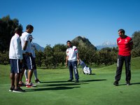 Le club de Foot du Fc Sion s'est initie au golf et posent pour le photographe ce vendredi 22 aout 2014 au Gofl Club de Sion. (PHOTO-GENIC.CH/ OLIVIER MAIRE)