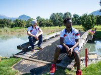 Le club de Foot du Fc Sion s'est initie au golf et posent pour le photographe ce vendredi 22 aout 2014 au Gofl Club de Sion. (PHOTO-GENIC.CH/ OLIVIER MAIRE)