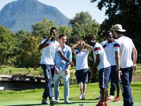 Le club de Foot du Fc Sion s'est initie au golf et posent pour le photographe ce vendredi 22 aout 2014 au Gofl Club de Sion. (PHOTO-GENIC.CH/ OLIVIER MAIRE)