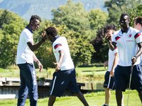 Le club de Foot du Fc Sion s'est initie au golf et posent pour le photographe ce vendredi 22 aout 2014 au Gofl Club de Sion. (PHOTO-GENIC.CH/ OLIVIER MAIRE)